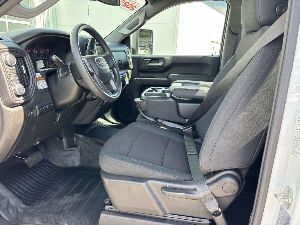 2025 GMC Sierra 3500HD Pro 146 WB