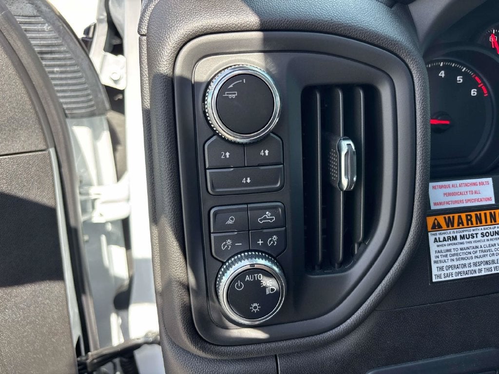 2025 GMC Sierra 3500HD Pro 146 WB