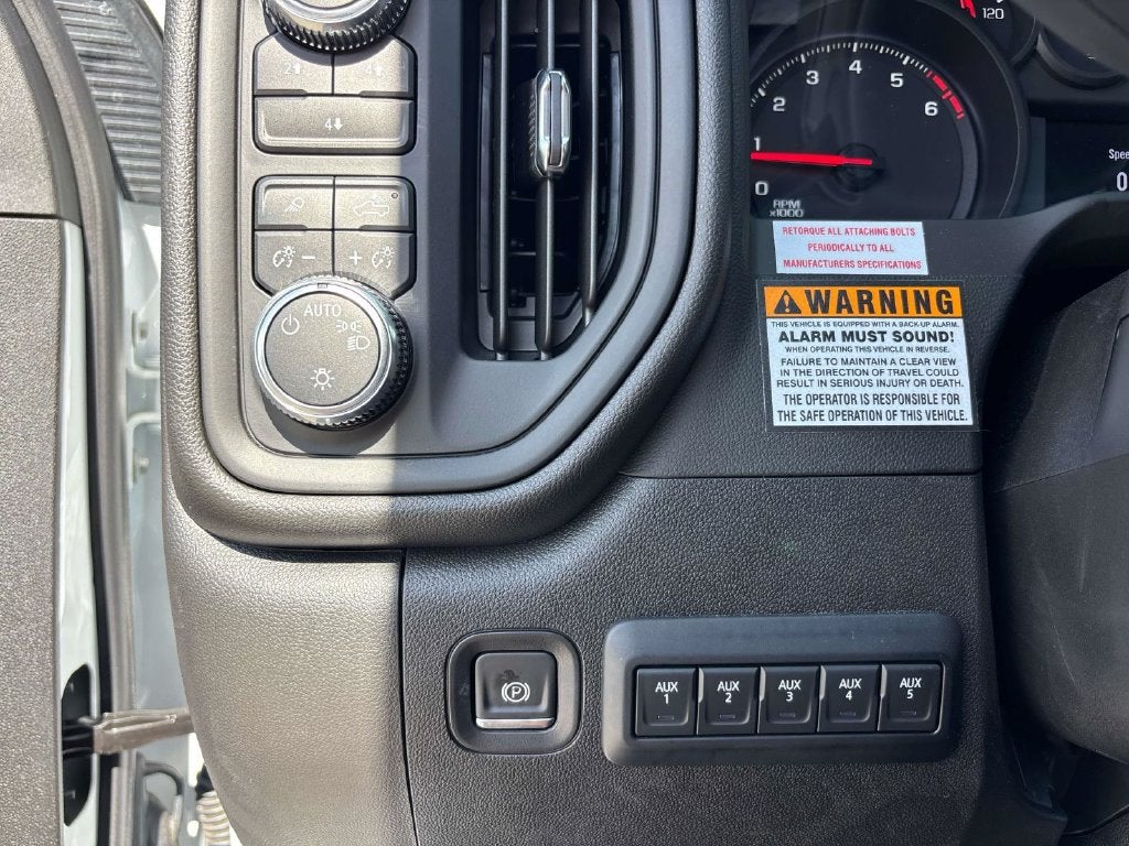 2025 GMC Sierra 3500HD Pro 146 WB