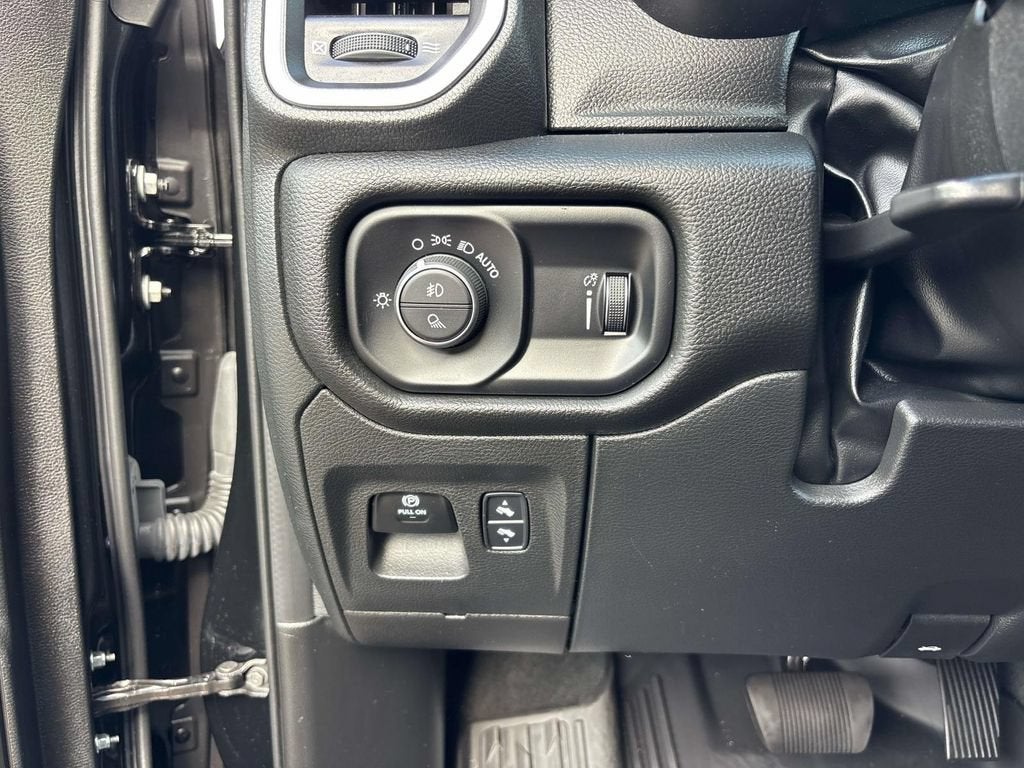 2022 RAM 1500 Big Horn Crew Cab 4x4 5'7" Box
